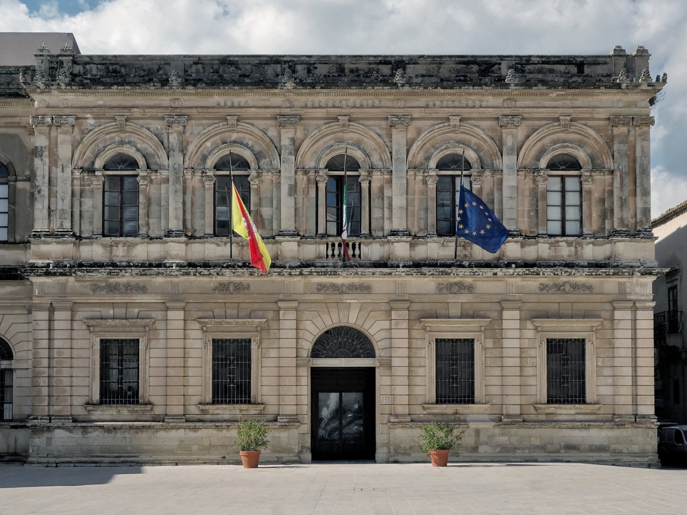 Il palazzo che ospito il Museo Archeologico Nazionale di Siracusa in piazza Duomo dal 1886 al 1988
