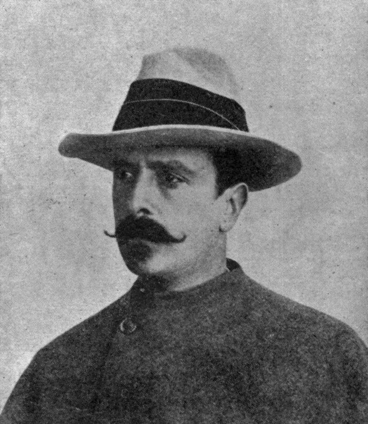 Ritratto fotografico di Paolo Orsi nel 1898, con cappello a falde larghe e giacca da lavoro